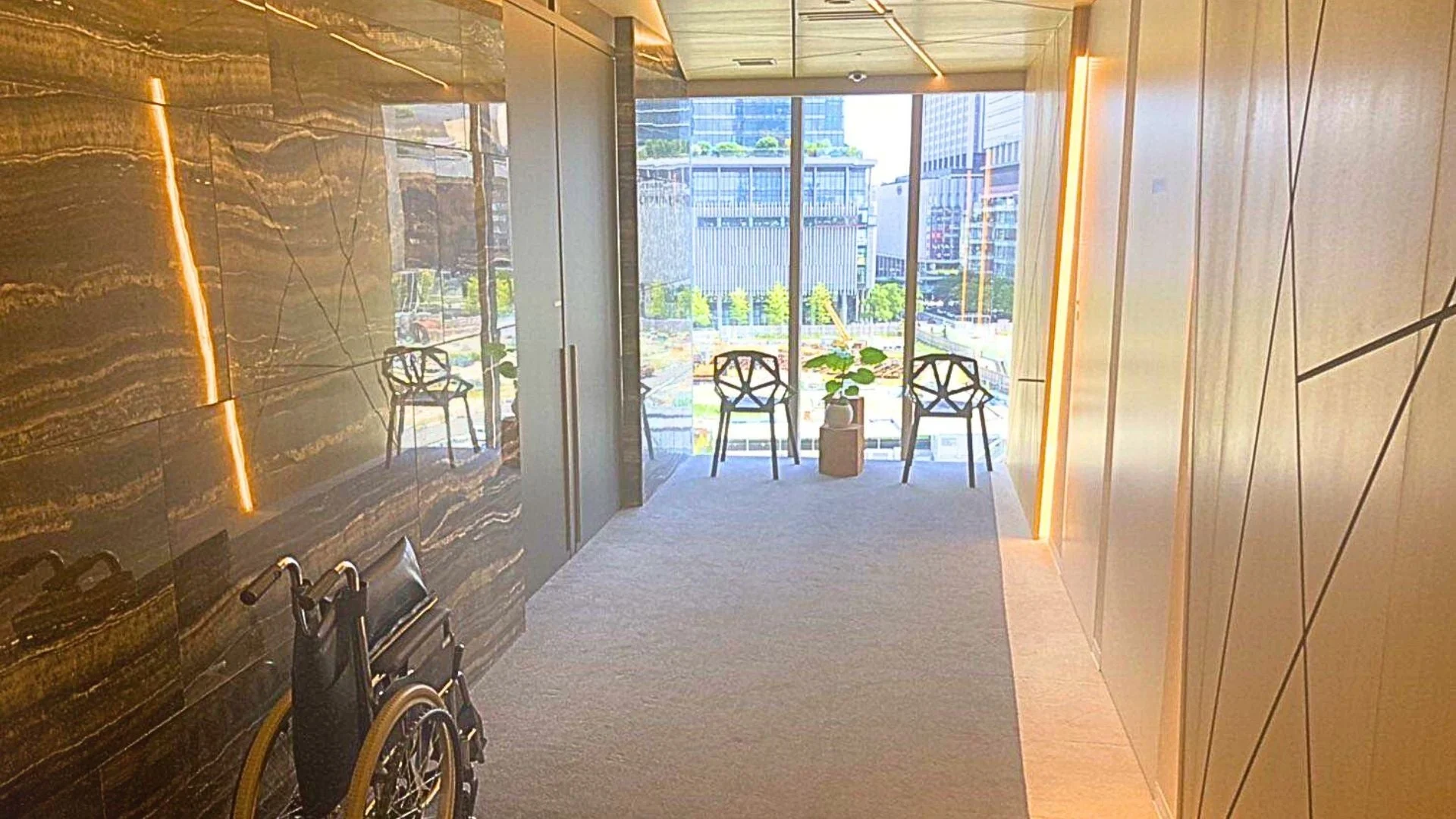 現代的なデザインの廊下または待合室