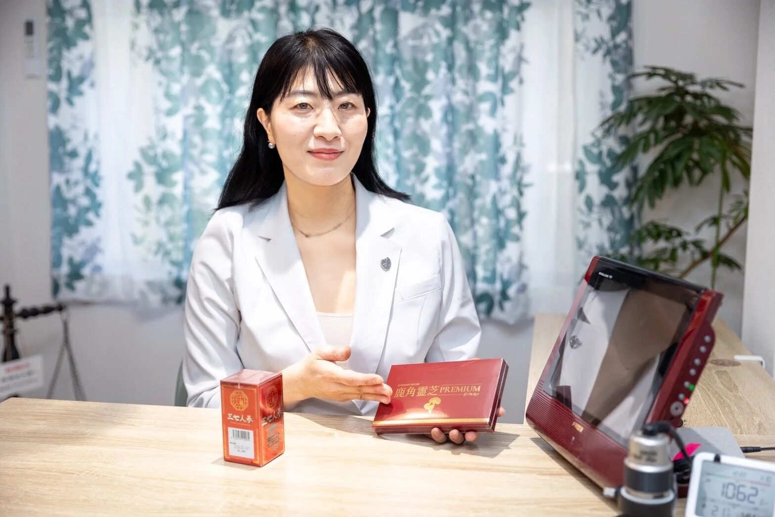 健康食品を指す女性