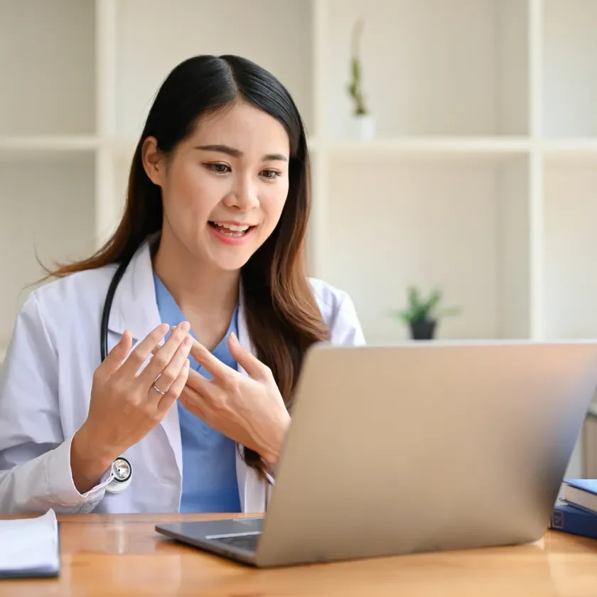 笑顔の女性医師がオンライン診療
