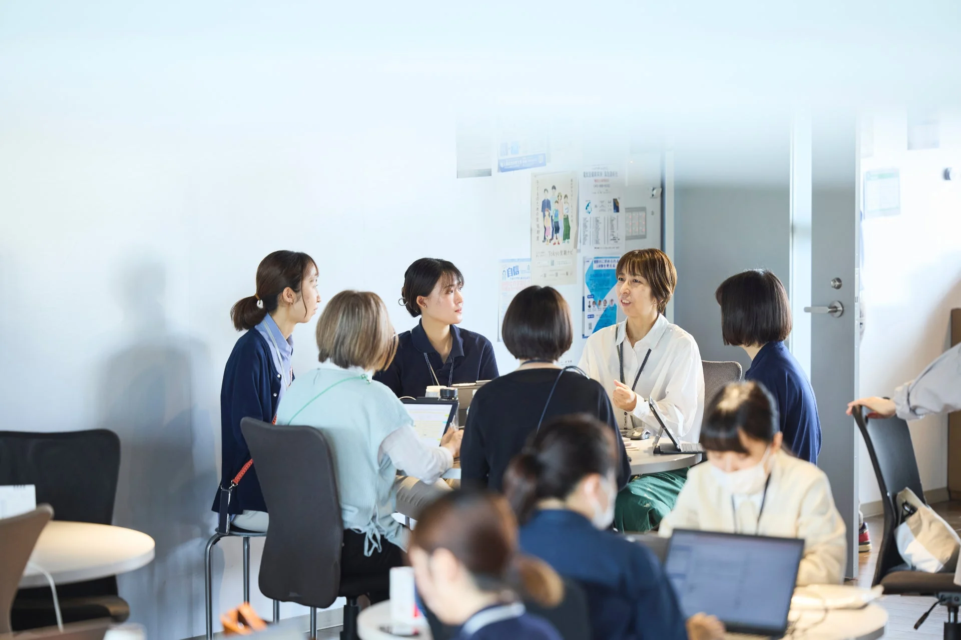 オフィスで働く女性たち