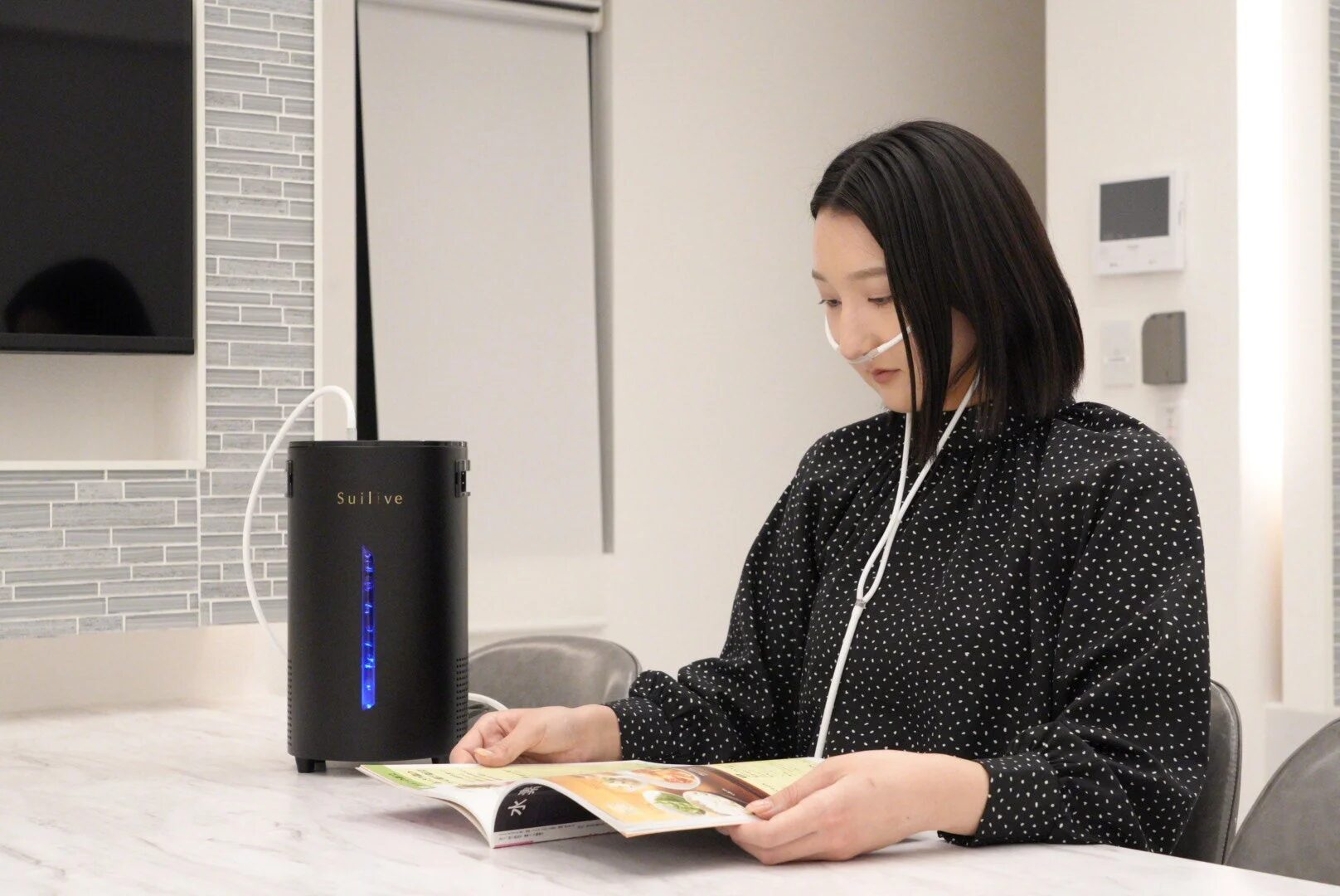 女性が水素吸入器を使用している様子