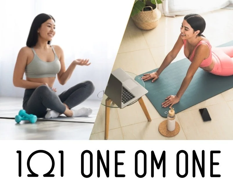 自宅でヨガを行う女性