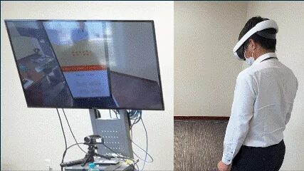 VR/ARヘッドセットを装着した男性が、ディスプレイに映し出された映像を見ながら何かの体験をしている様子。