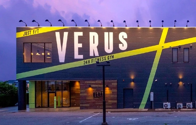 夜のフィットネスジム「VERUS」の外観