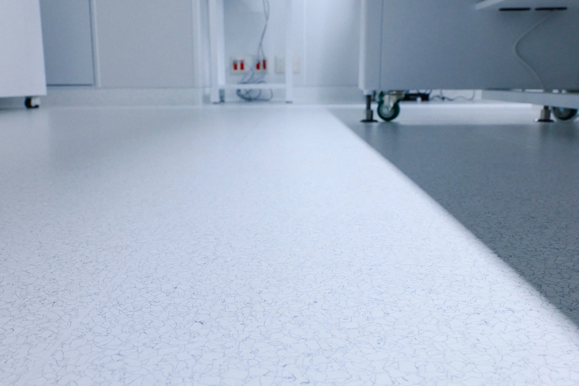 ラボの床材