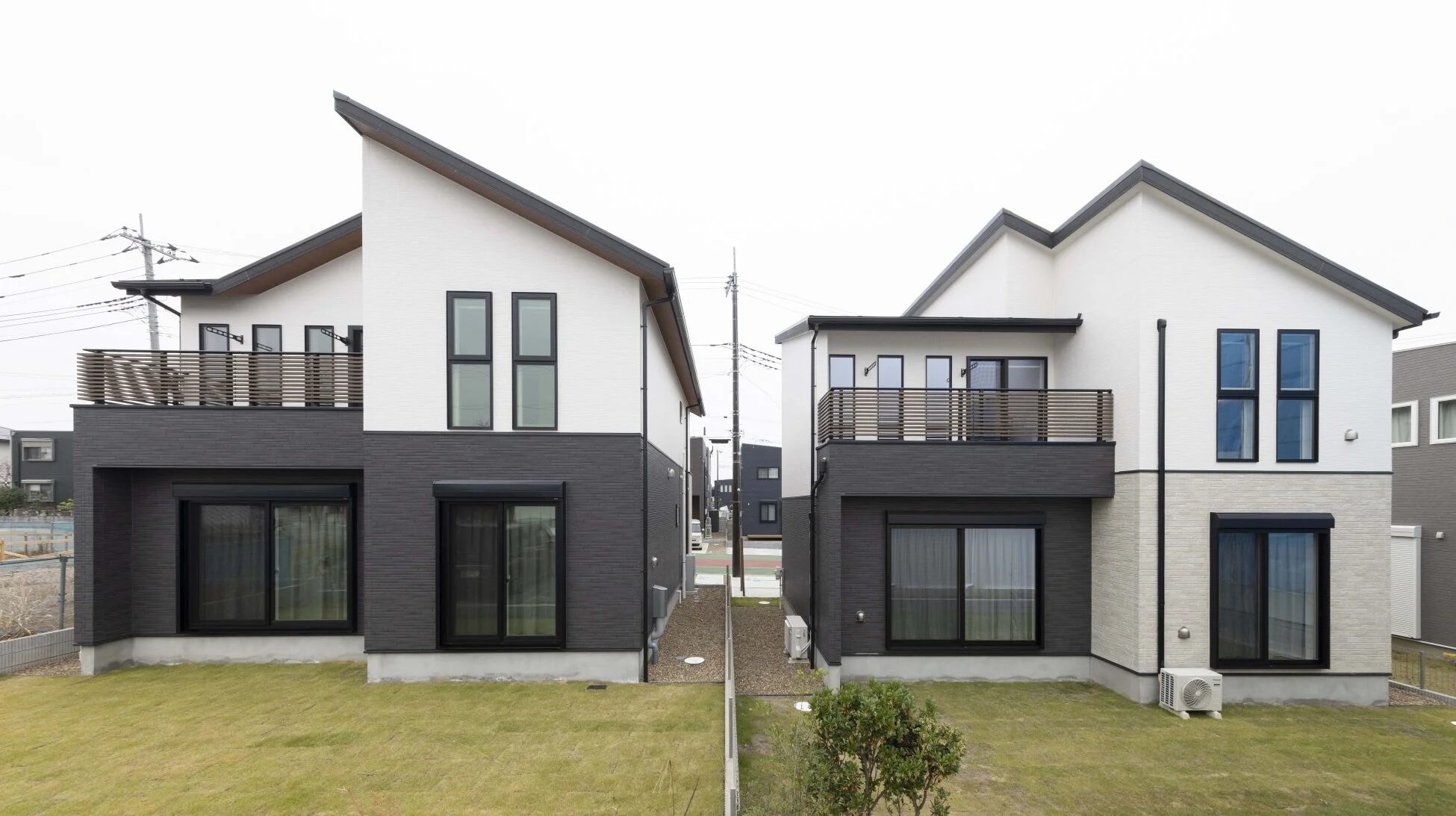 現代的なデザインの戸建て住宅が2棟並んでいます。