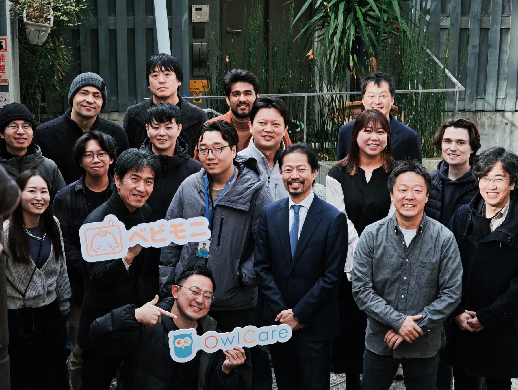 集合写真、チーム、ビジネス、テクノロジー、スタートアップ、企業、屋外、笑顔、多様性、イベント、記念撮影、日本