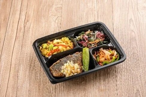 黒い容器に入ったお弁当