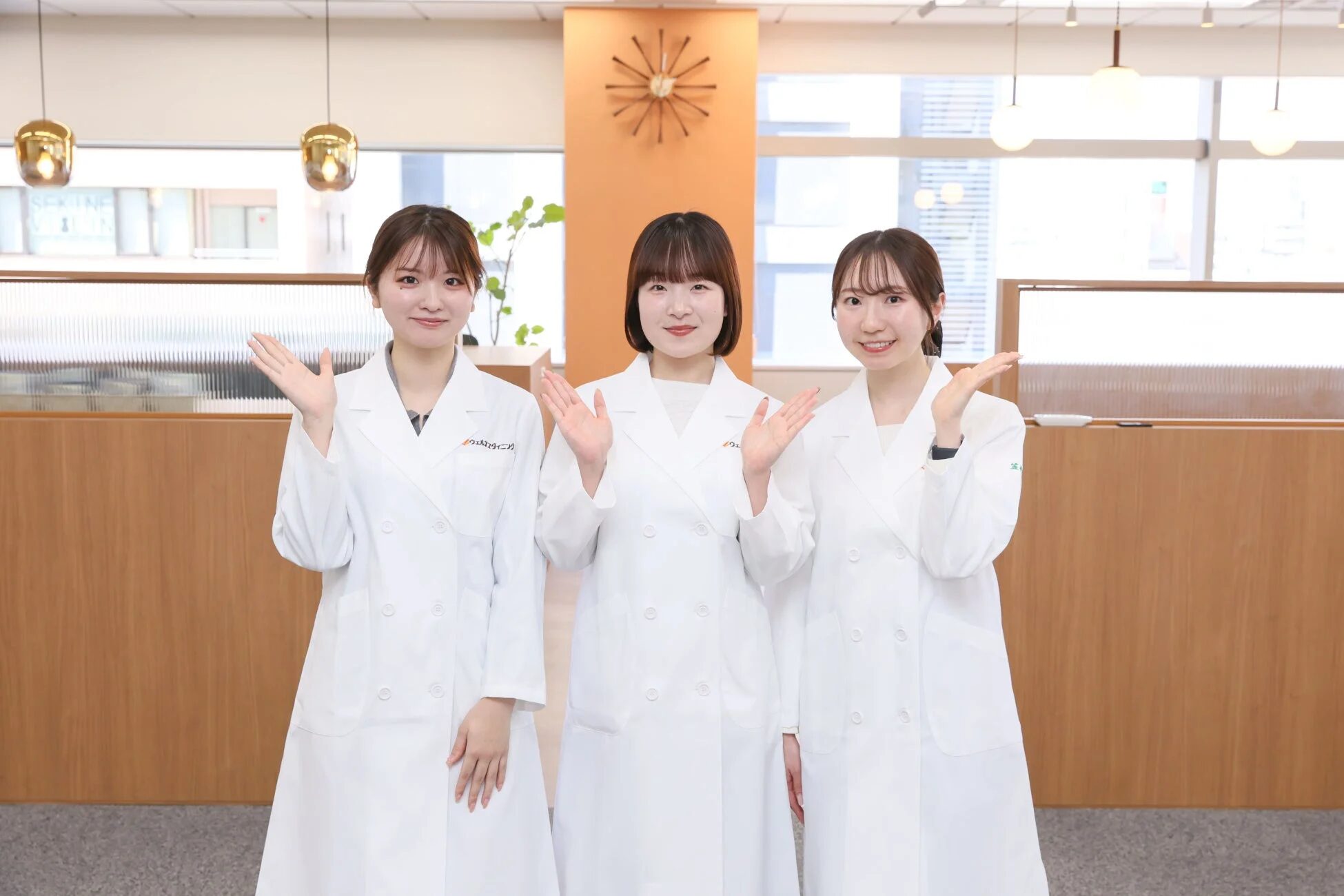 白衣を着用した3人の若い女性