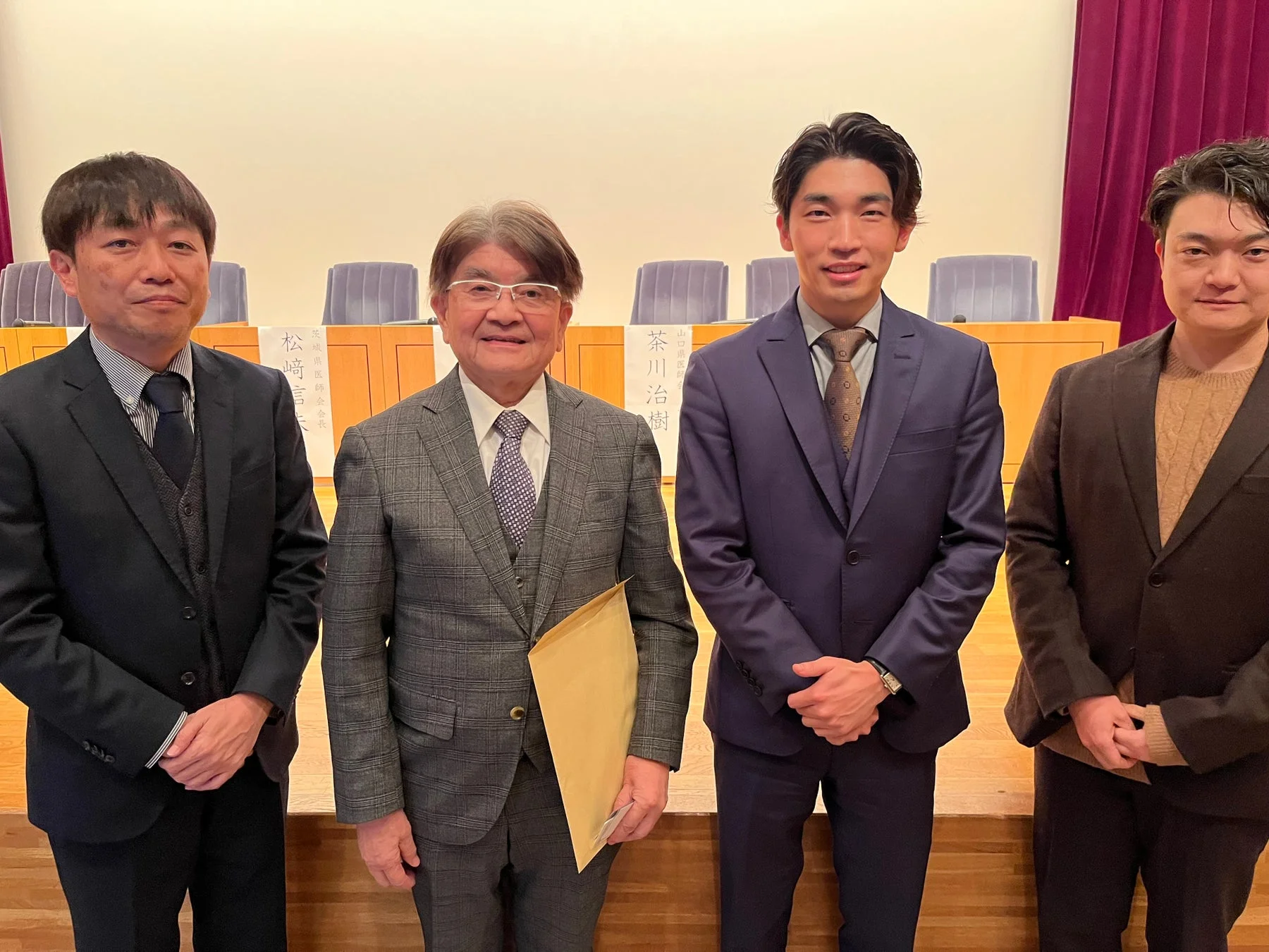 シンポジウムの壇上で意見を交わす登壇者たち