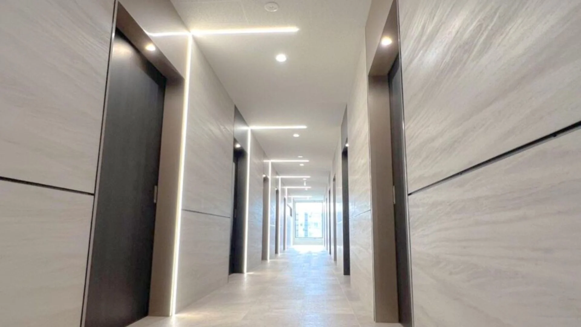 モダンでスタイリッシュなクリニックの廊下