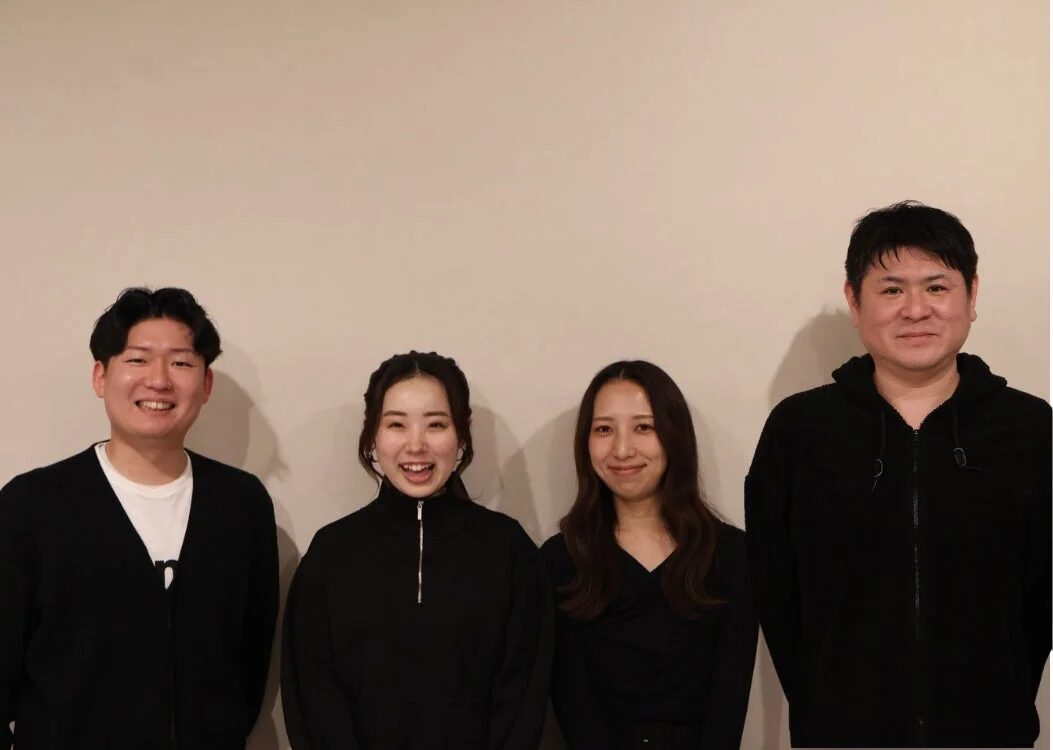 笑顔でカメラを見るOpt Fit管理部の4人