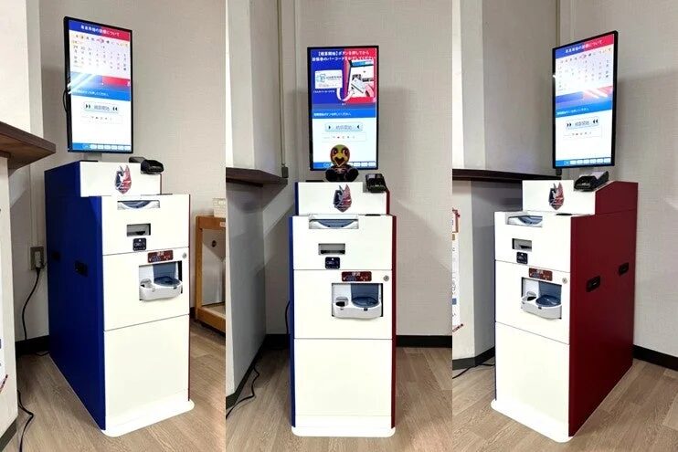 病院やクリニックに設置されている自動精算機が3台並んでいる写真。各機械にはタッチパネル式のモニターがあり、保険証の確認や診察券の読み込みに関する案内が表示されている。