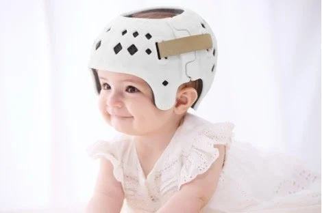 Qurum Fitヘルメットを被った赤ちゃん