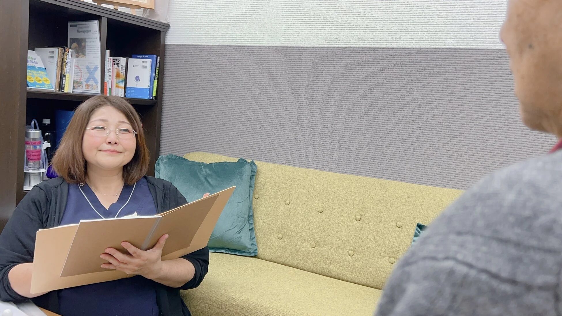 女性,眼鏡,笑顔,ファイル,書棚,ソファ