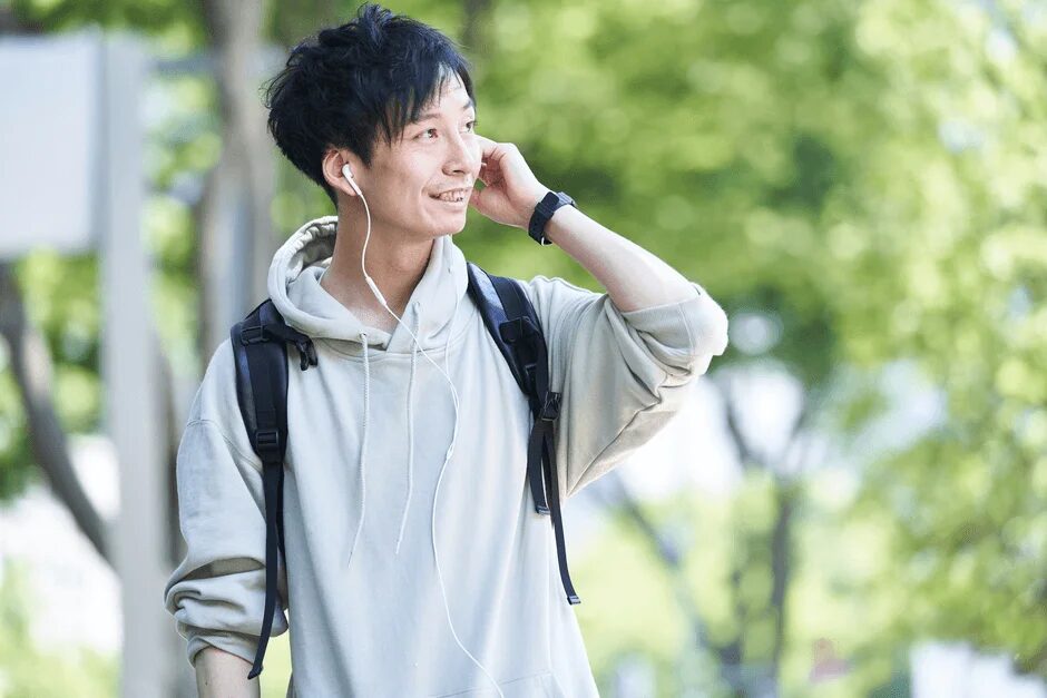 イヤホンで音楽を聴く若い男性