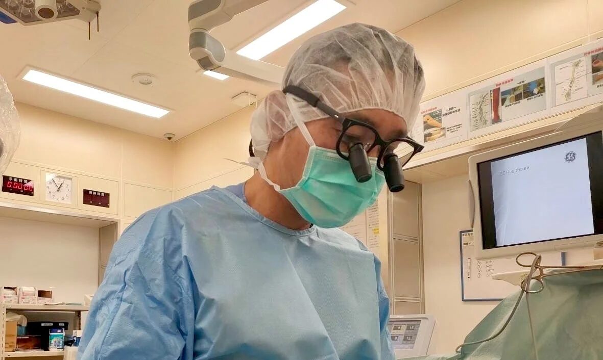 外科医が手術室で作業している様子