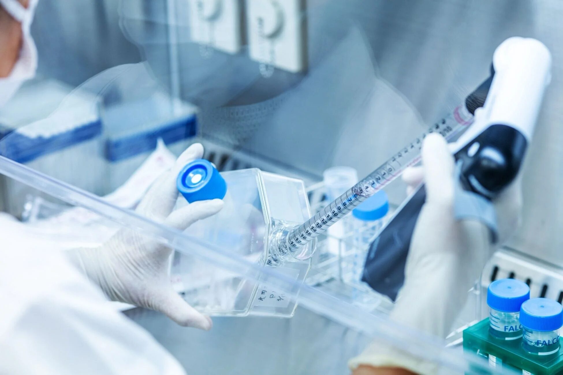 研究、実験、科学、医療、バイオテクノロジー、細胞培養、ピペット、研究者、ラボ、無菌操作、試薬、フラスコ、液体操作