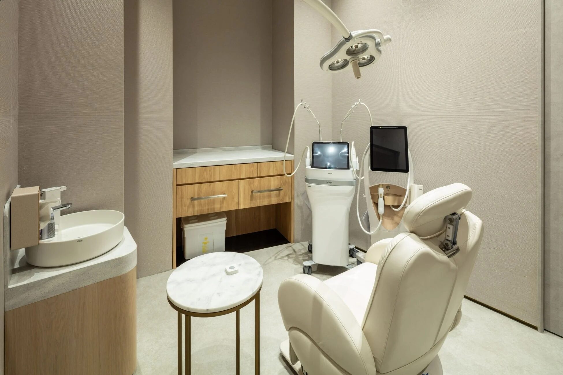 クリニック、診療室、歯科医院、医療機器、モダン、清潔感、白い椅子、木製家具、洗面台、美容医療、診察室