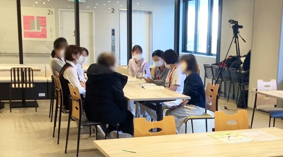 会議室で話し合う人々