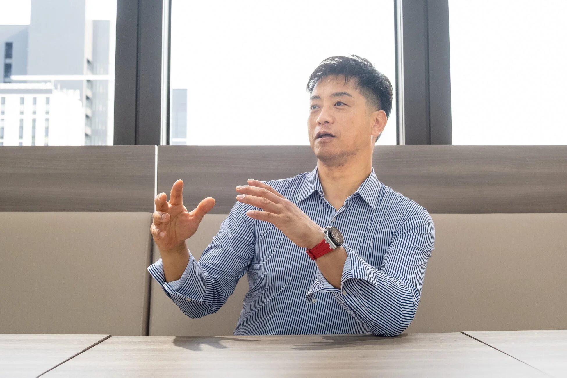 窓辺で話す男性の画像