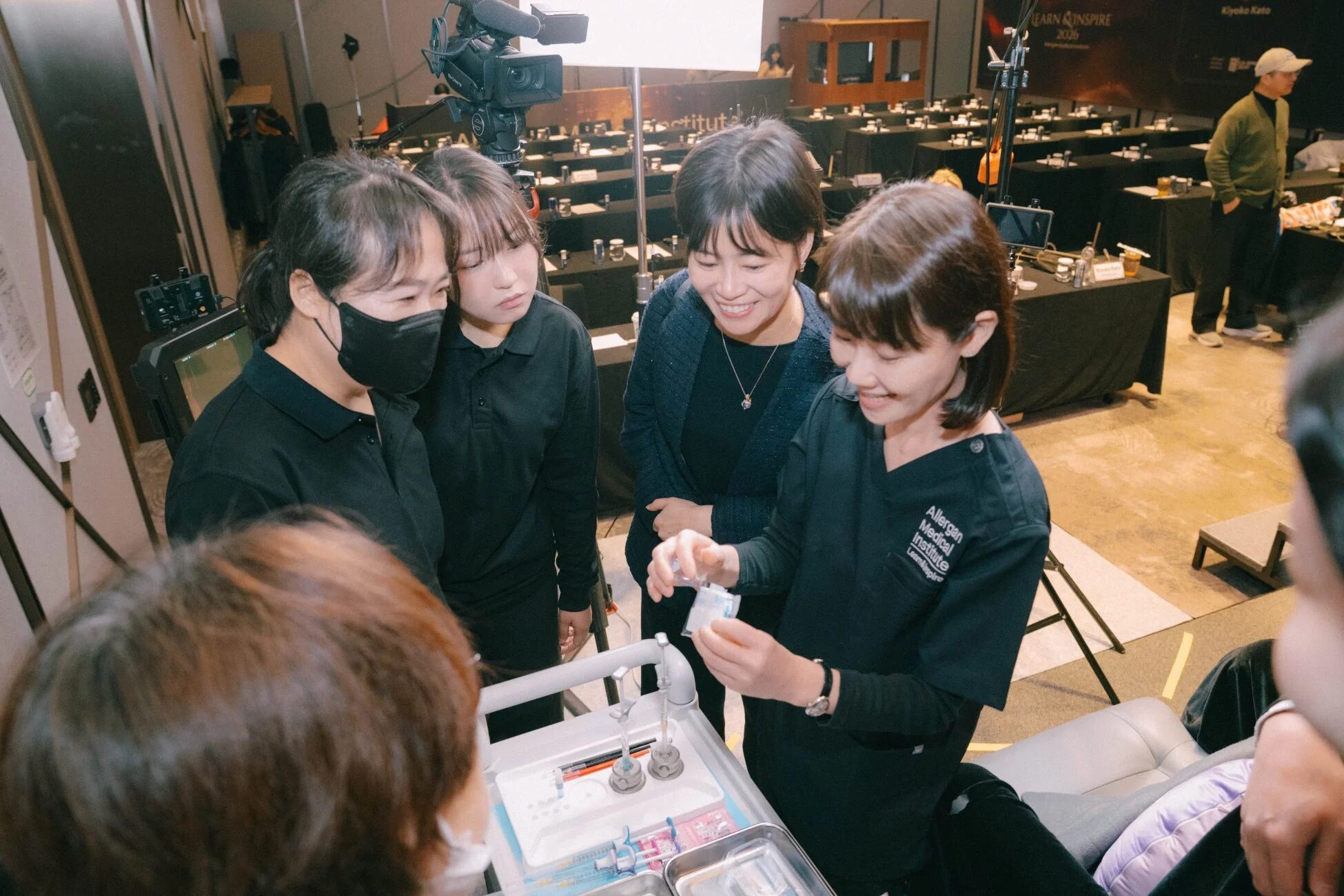 ワークショップで医療器具の説明を受ける参加者たち