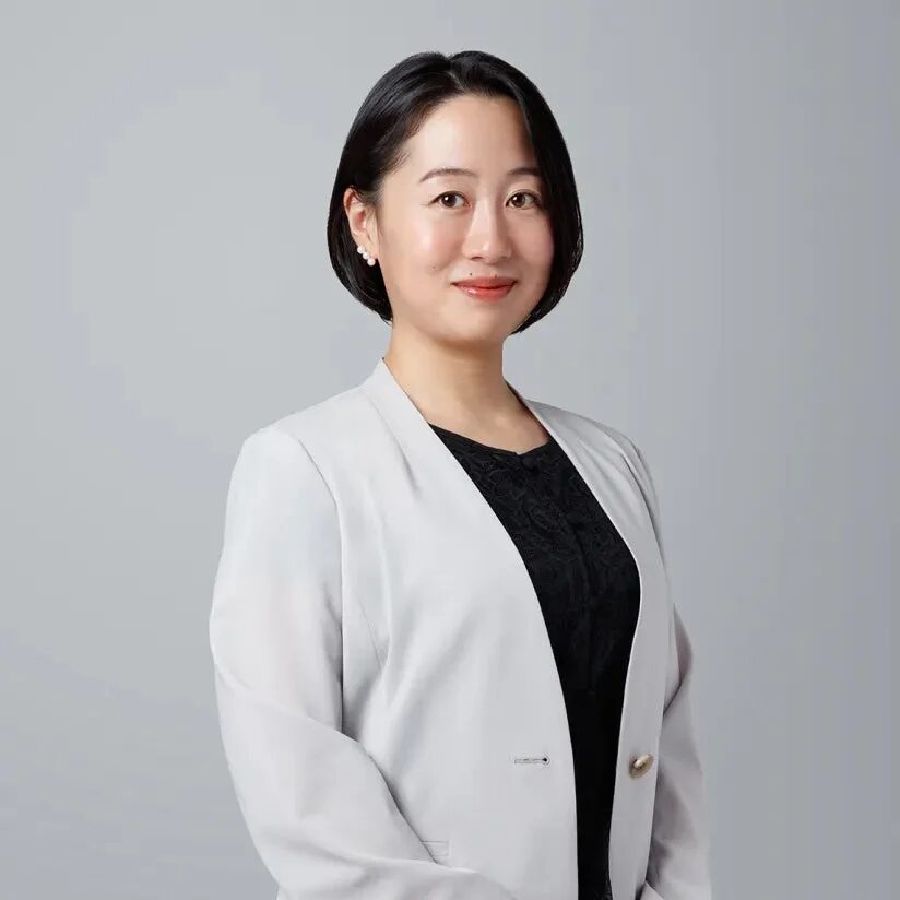 笑顔でカメラを見つめるアジア人女性のポートレート