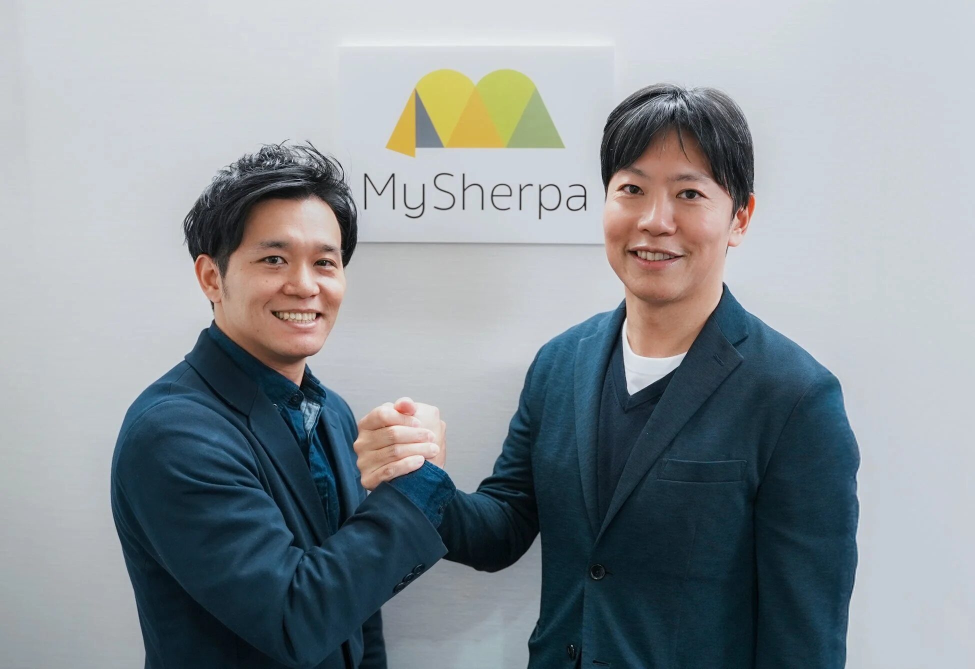 MySherpaのロゴと握手するビジネスマン
