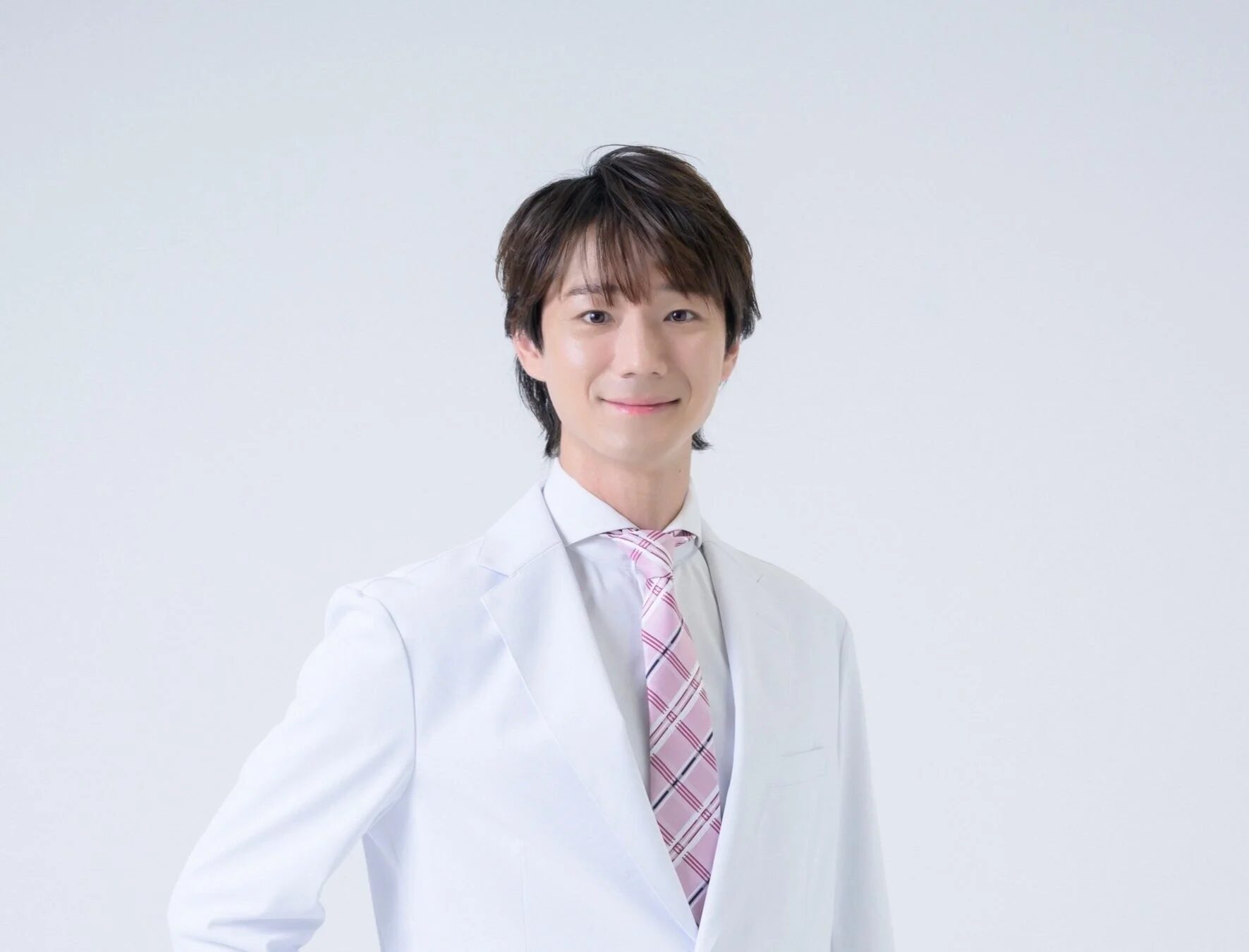 白衣を着て笑顔を見せる山村恭一院長