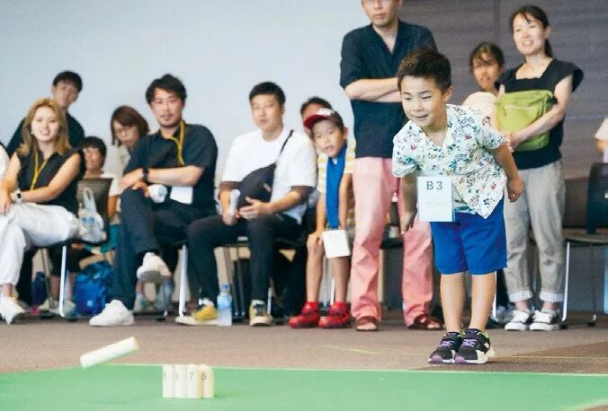 モルックを楽しむ少年と大人たち