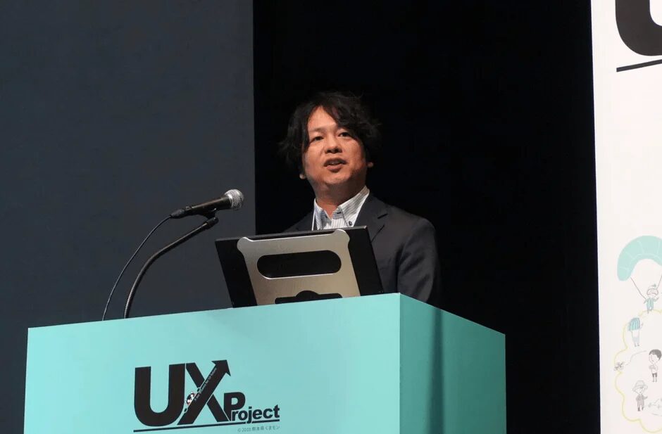 壇上で講演する男性