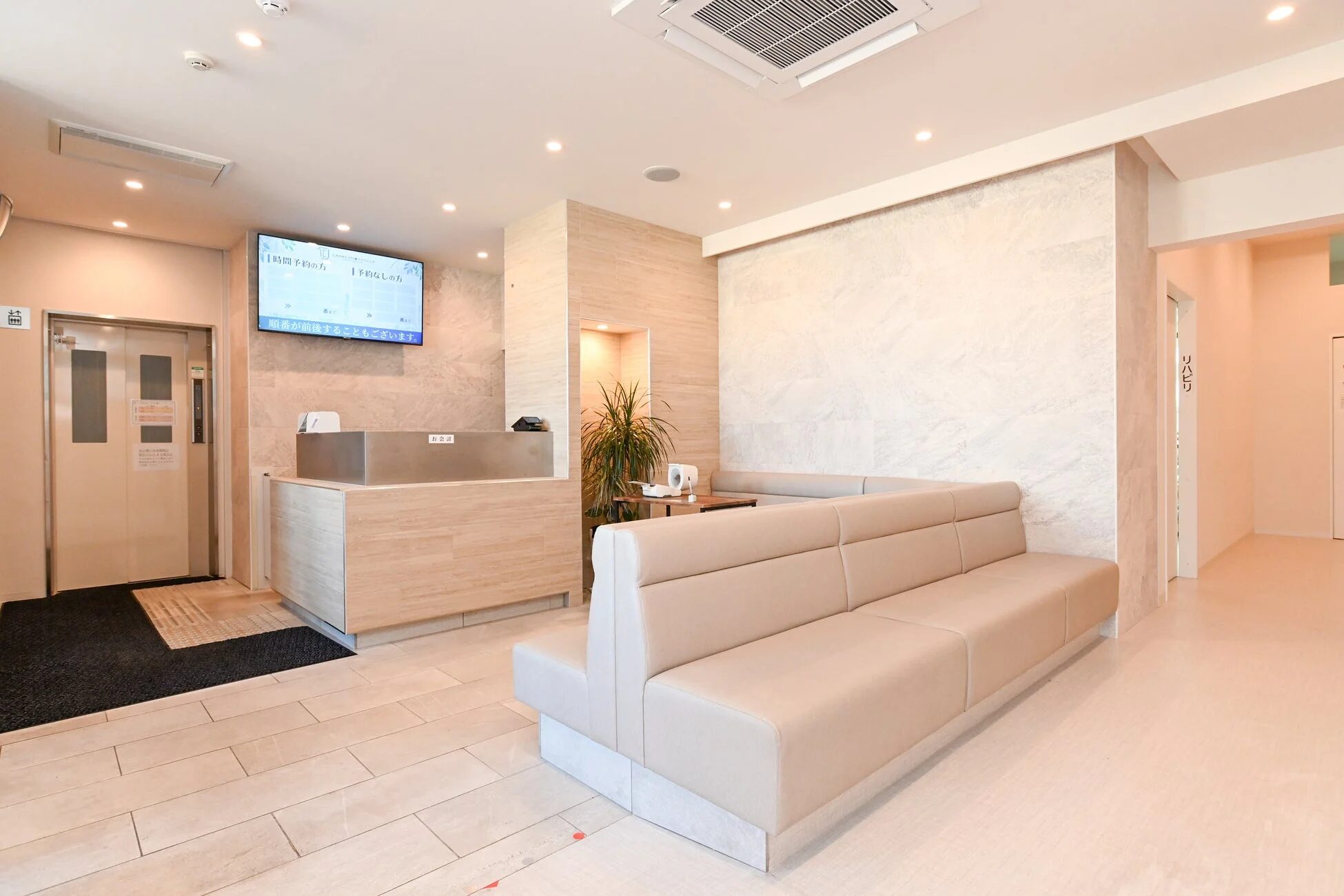 清潔感のある広々とした待合室の様子。
