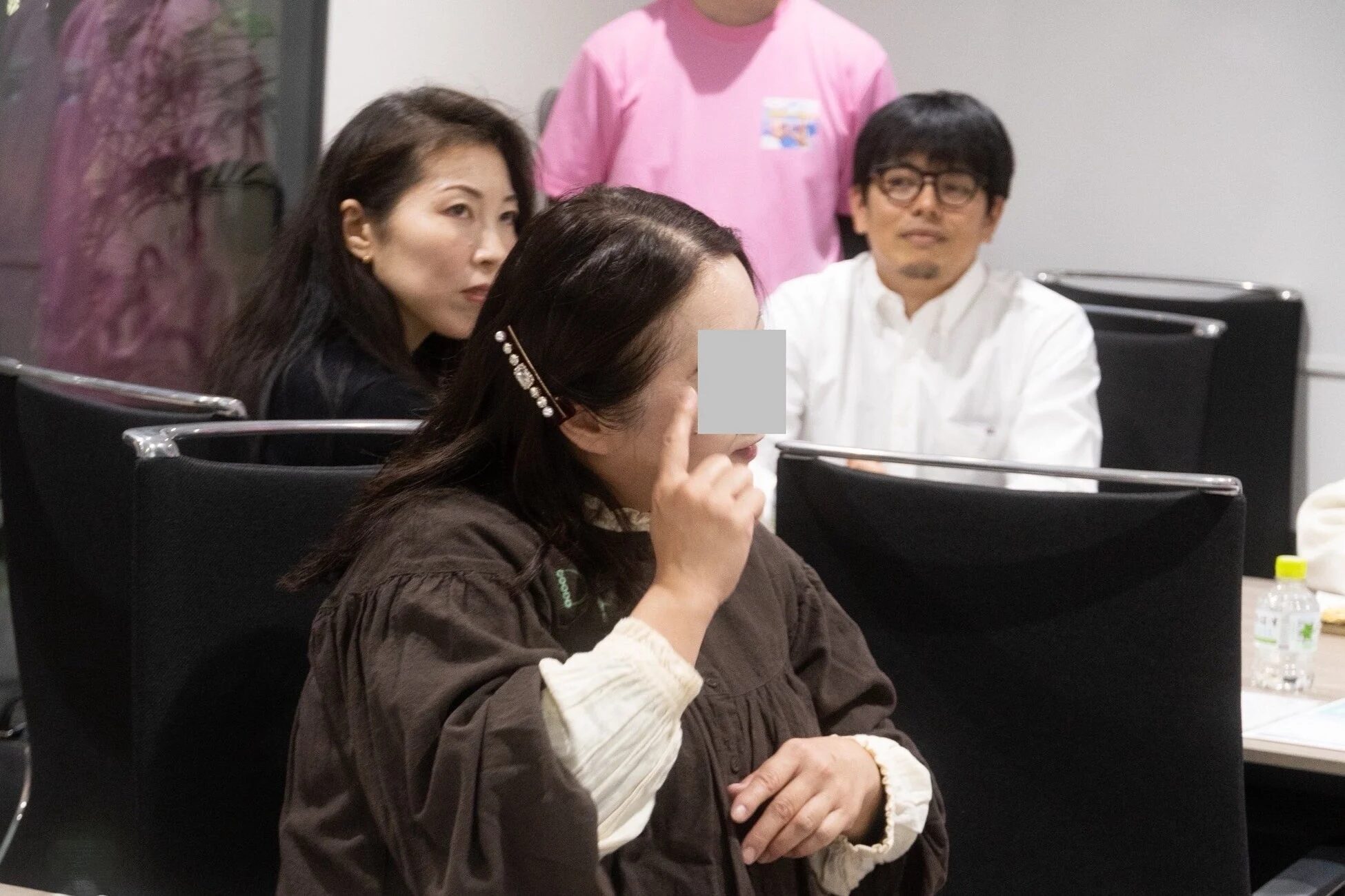 会議室で熱心に話を聞く参加者たち