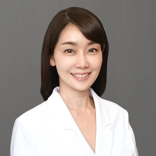 白衣を着用し笑顔で写る加藤聖子院長