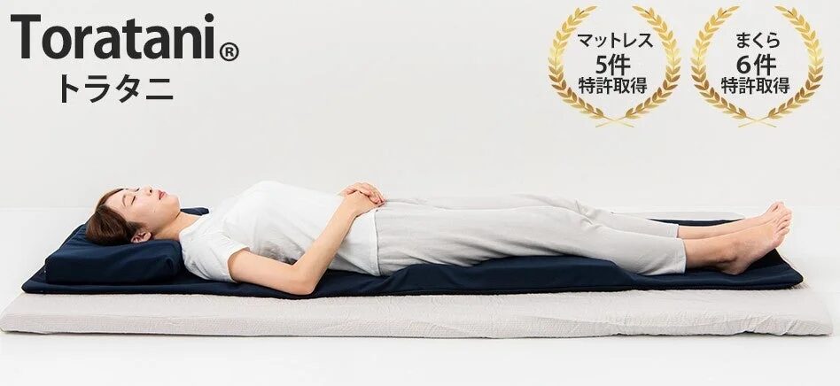 女性がマットレスに寝ている画像