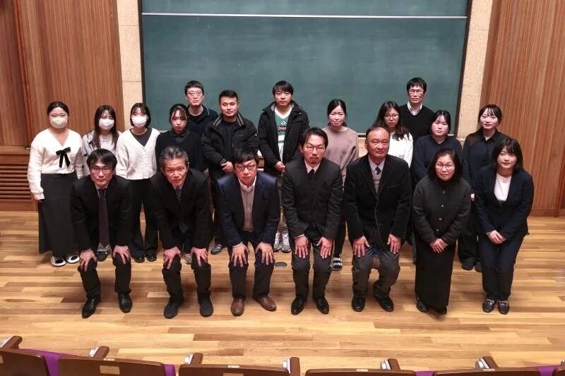 シンポジウム参加者の集合写真