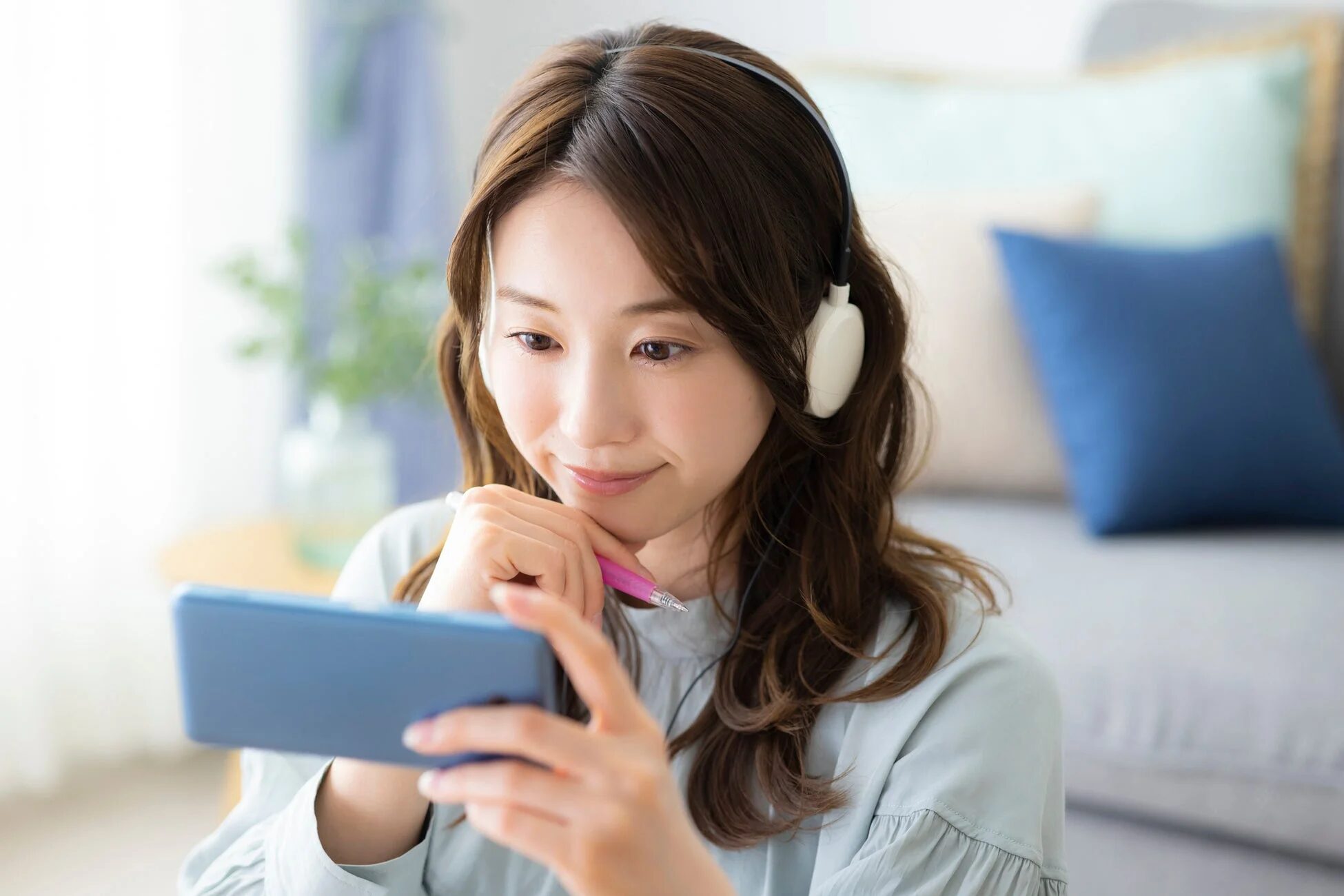 スマホで学習する女性