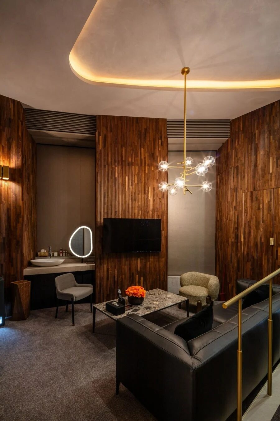 モダン、ラグジュアリー、インテリア、リビングルーム、ラウンジ、シャンデリア、木目調パネル、ソファ、コーヒーテーブル、テレビ、洗面台、カーペット、間接照明、スタイリッシュ、ホテル