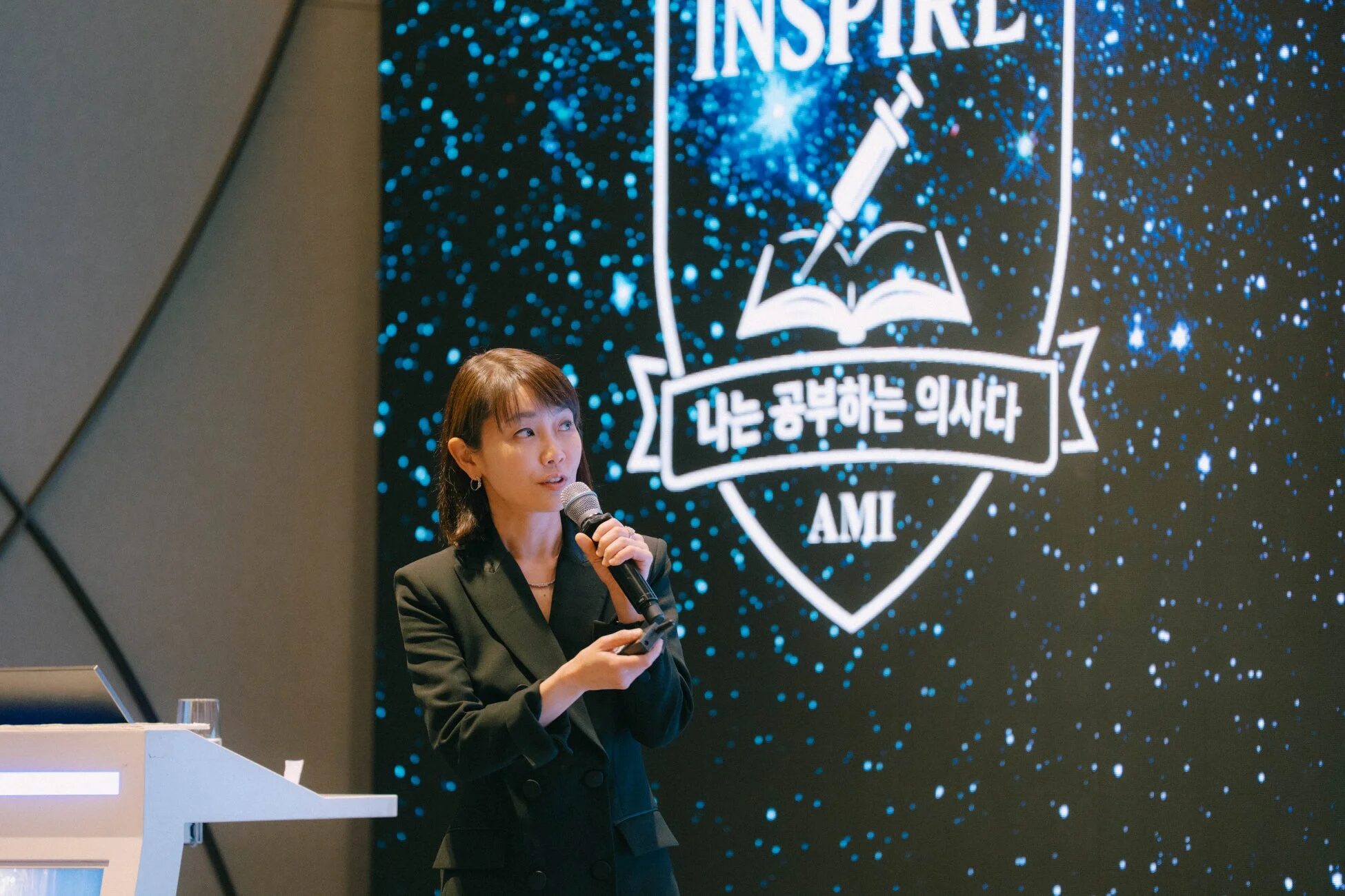 マイクを持ち講演する加藤聖子院長