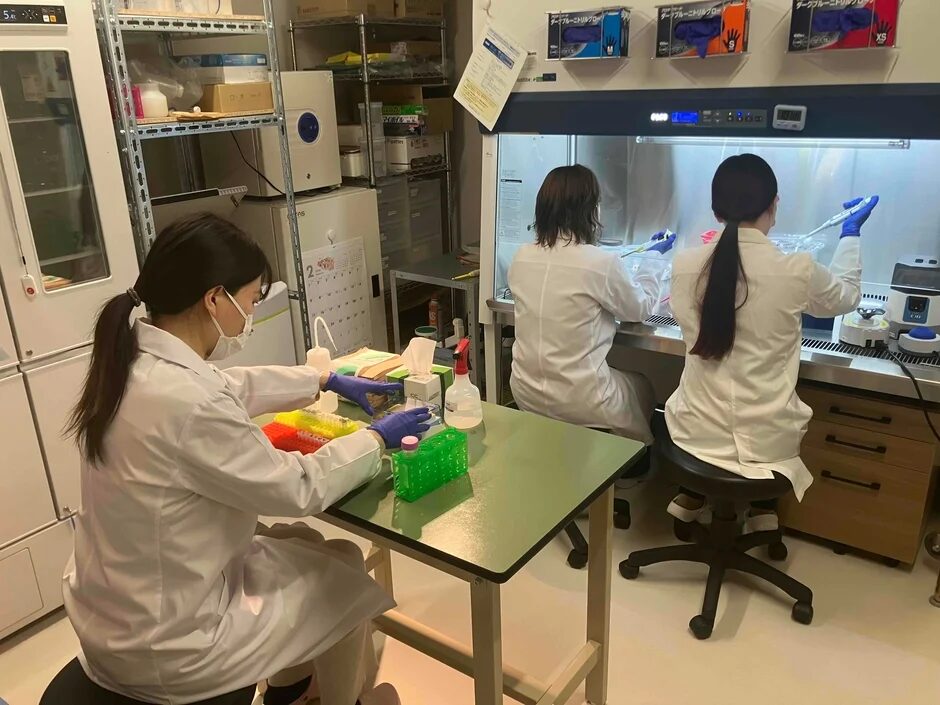 研究室で実験を行う研究員たち