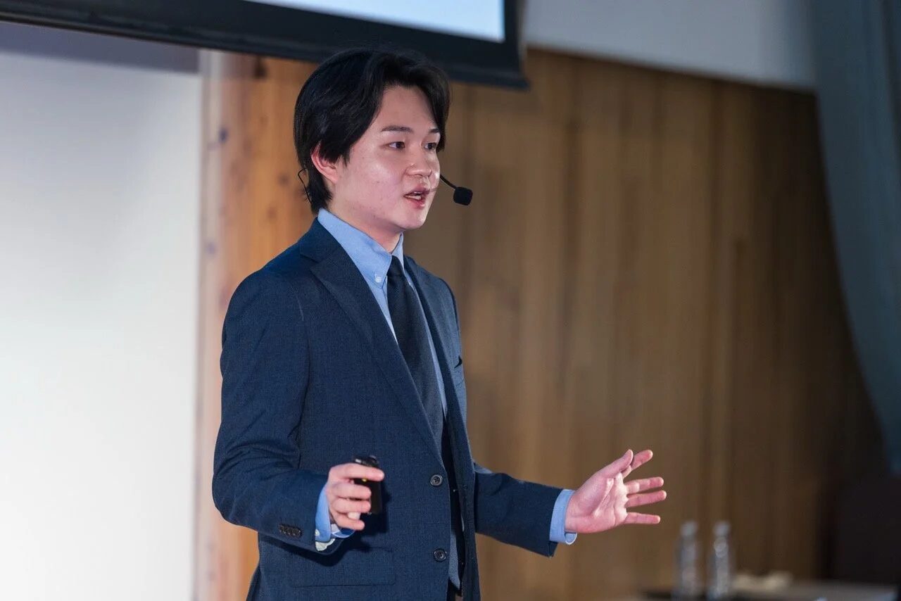 プレゼンテーションを行う服部悠大氏