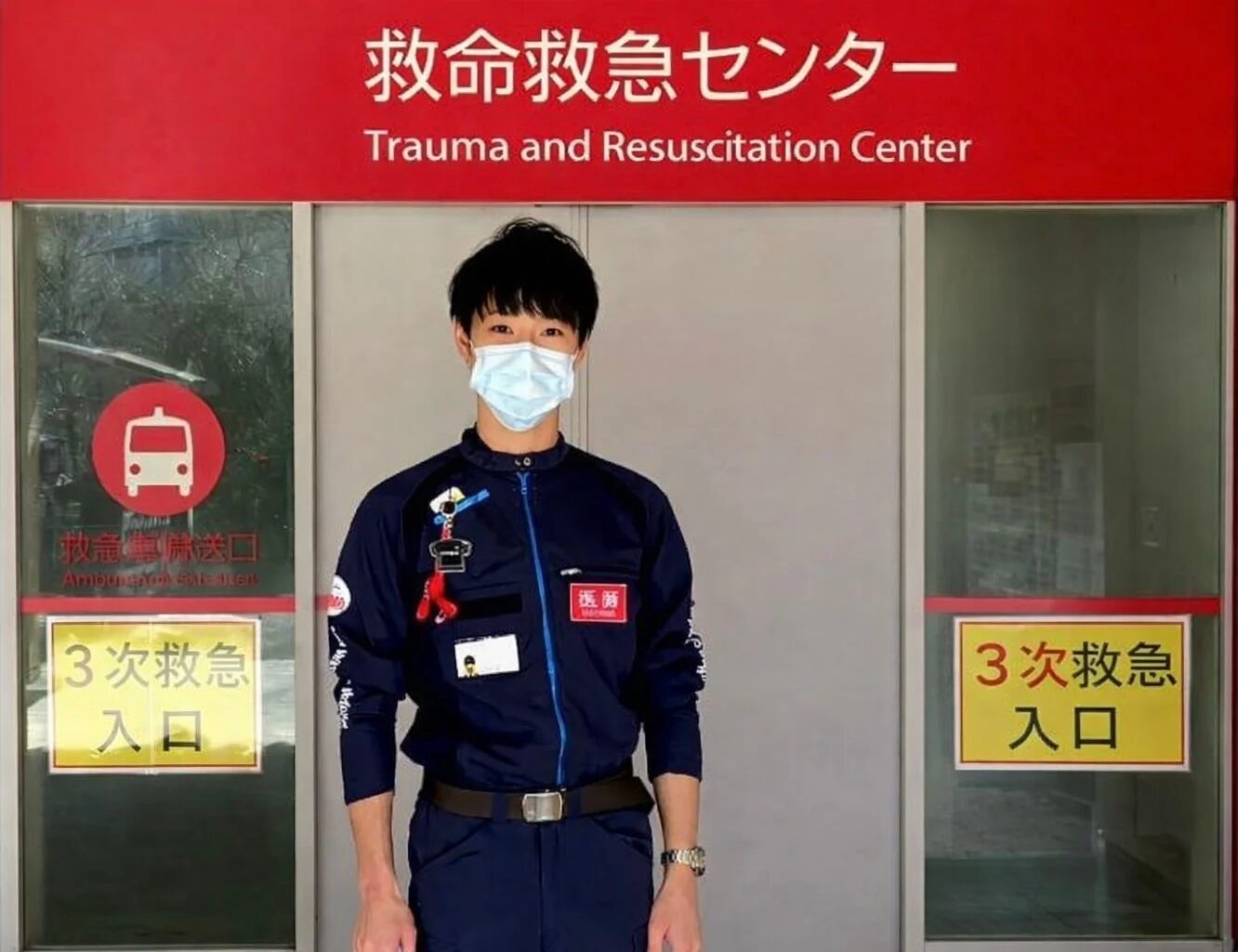 救命救急センターの入口に立つ医師