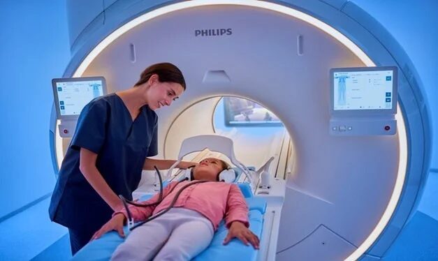 MRI検査を受ける子供と医療従事者