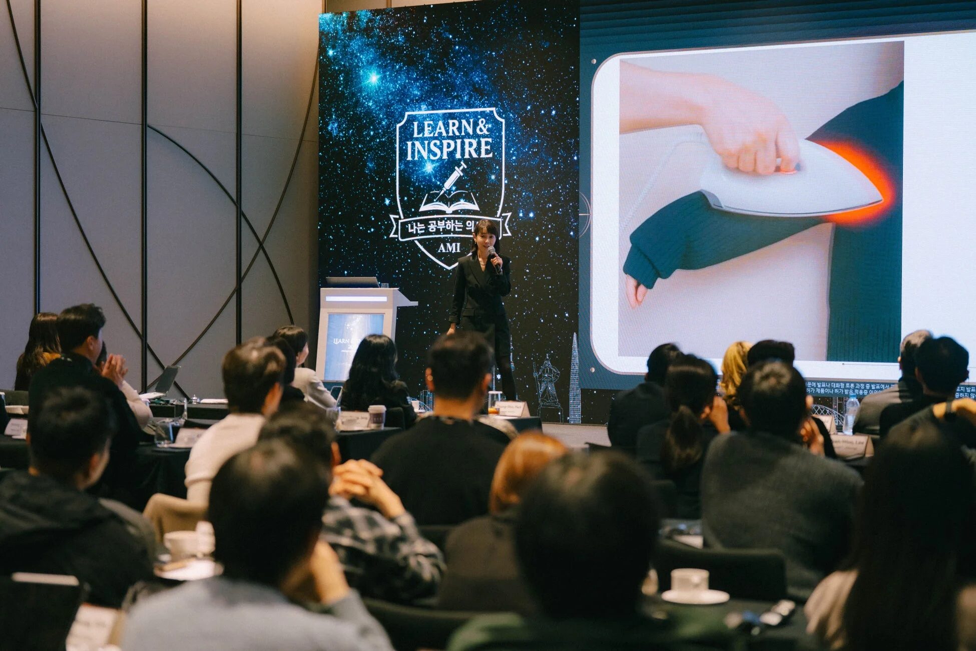 講演会で医療機器を前に説明する加藤聖子院長