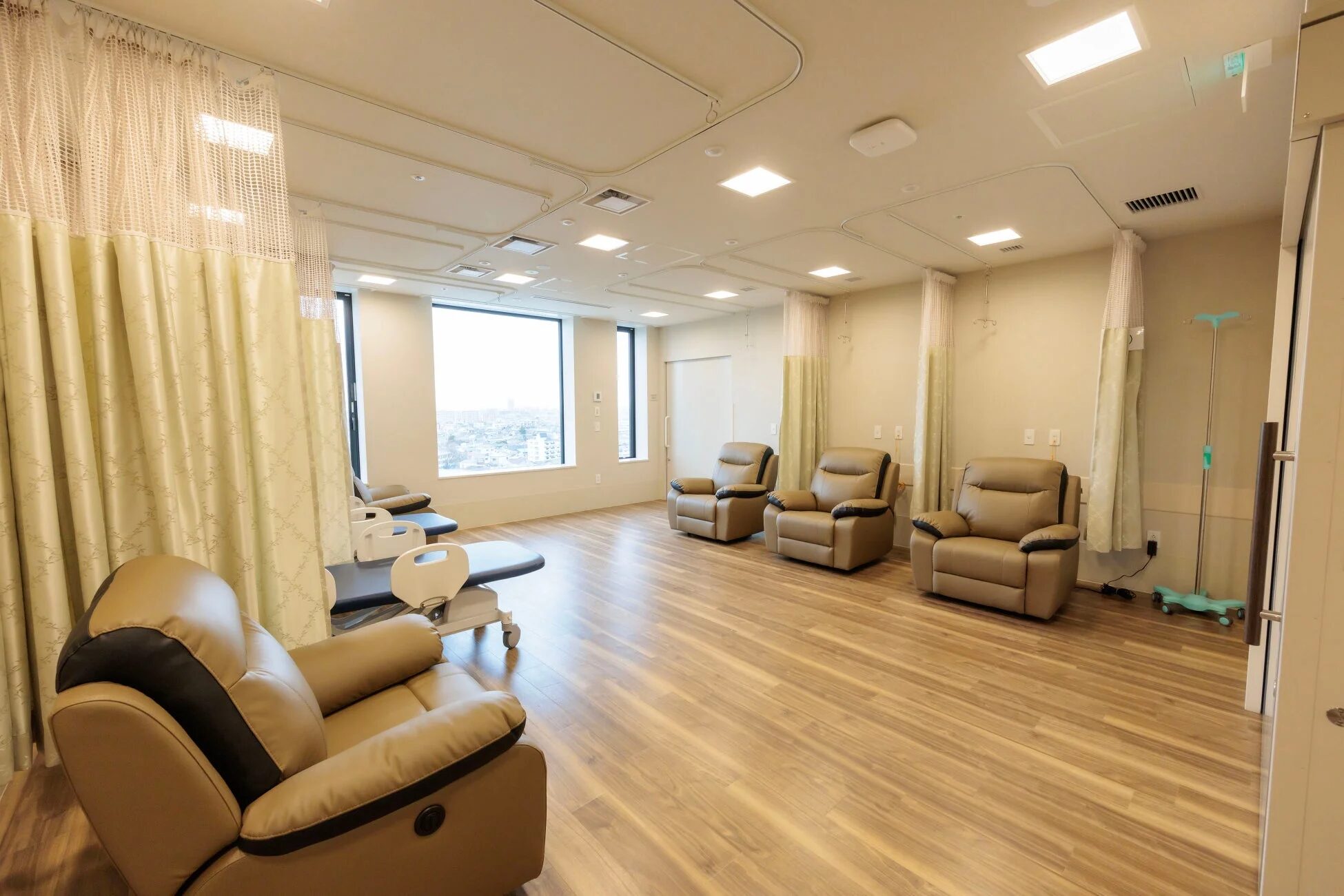 医療施設内の清潔でモダンな治療室または点滴室