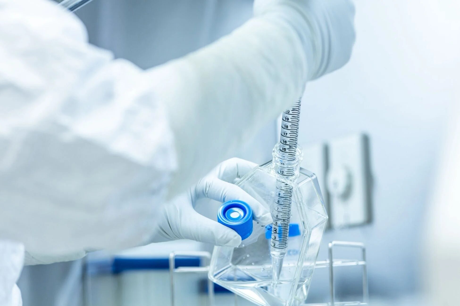 研究、実験、科学、ラボ、ピペット、フラスコ、液体操作、手袋、白衣、バイオテクノロジー、医療、クリーンルーム