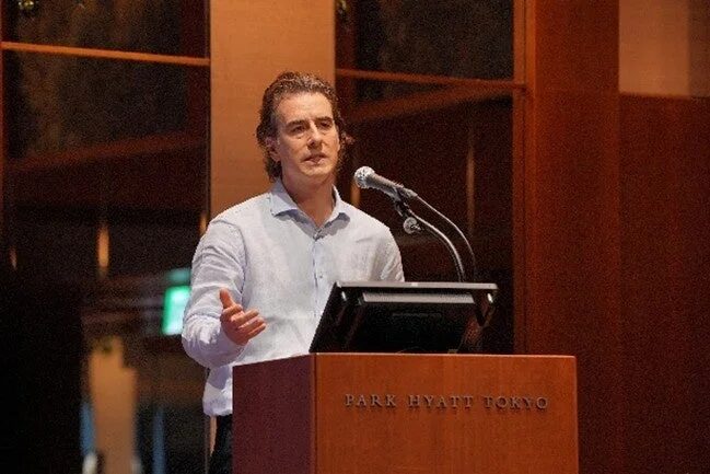 講演中のデビッド・ウォーカー博士