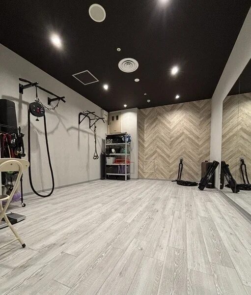 モダンなデザインのフィットネススタジオの室内