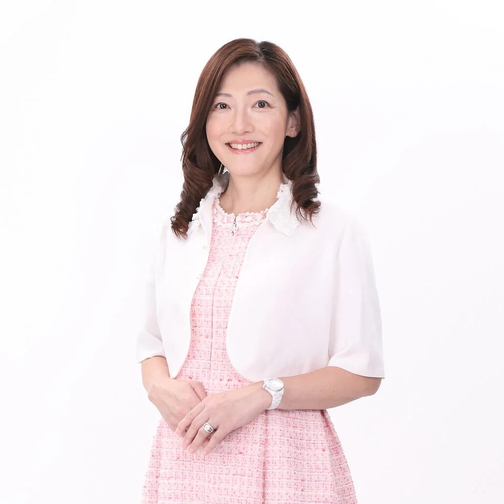 女性,日本人,笑顔,ポートレート,スタジオ撮影,ピンクの服,白いボレロ,ビジネス,フォーマル,上品,美容