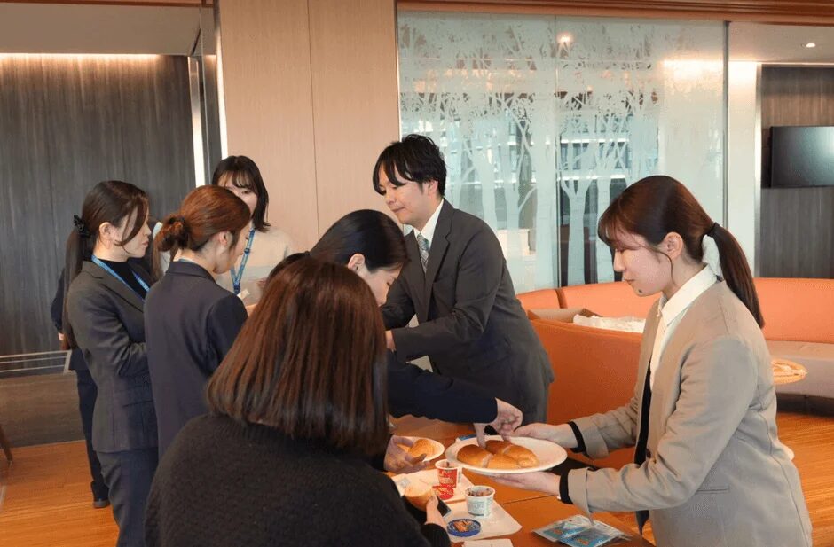 オフィスで軽食を囲んで交流する人々